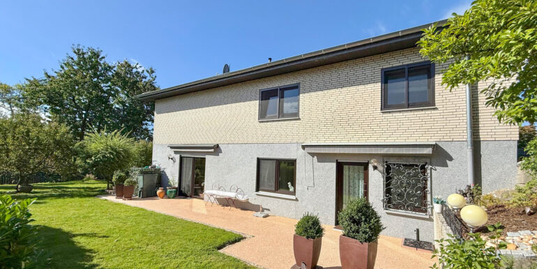 Seitenansicht mit Eingang zum UG