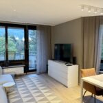 Wohnzimmer mit überdachtem Balkon