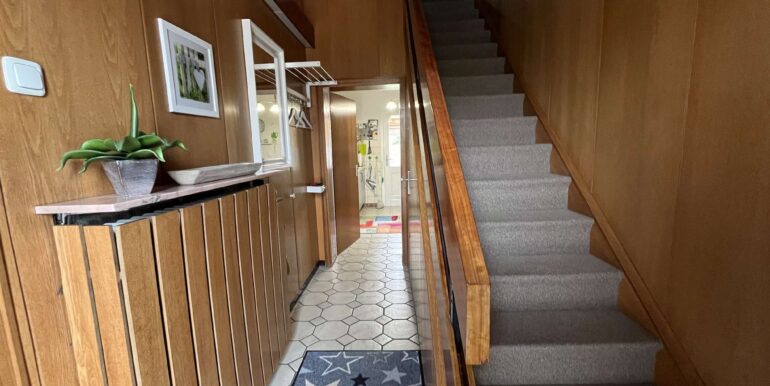 Eingangsbereich u. Treppenaufgang