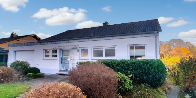 Frontansicht Haus, auf der linken Seite des Grundstücks Parkplatz für Gewerberäume möglich