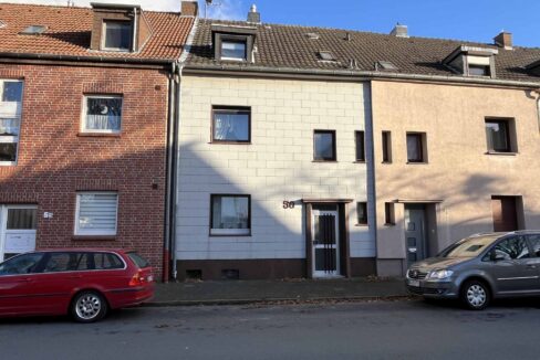 Reihenmittelhaus mit Doppel-Garage und viel Potenzial in Duisburg-Rheinhausen