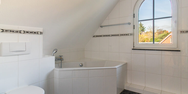 Elternbad mit Badwanne...