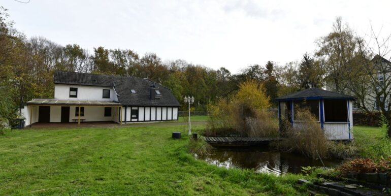 Teich mit Blick auf überdachten Freisitz am Haus
