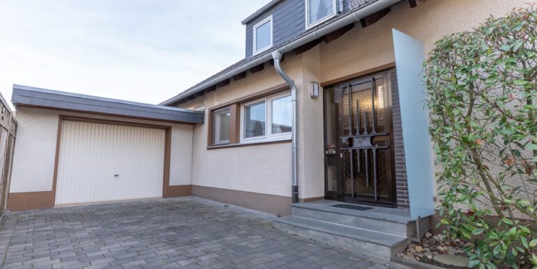 Hauszugang und Garage