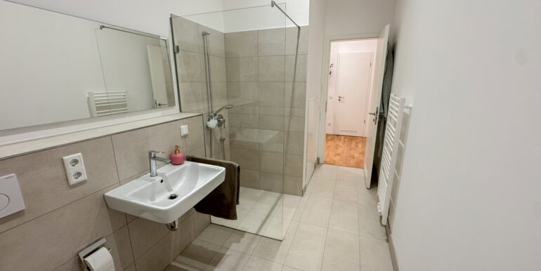 Bad mit Wanne und Dusche