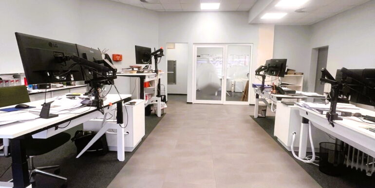 Grosses Büro im Erdgeschoss