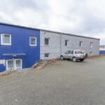 Haupteingang mit PKW- Stellplätze