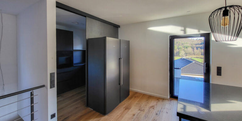 Küche mit Zugang zur Terrasse