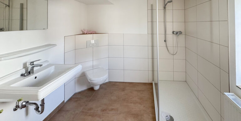 Kinderbad-Tageslichtbad mit Dusche OG