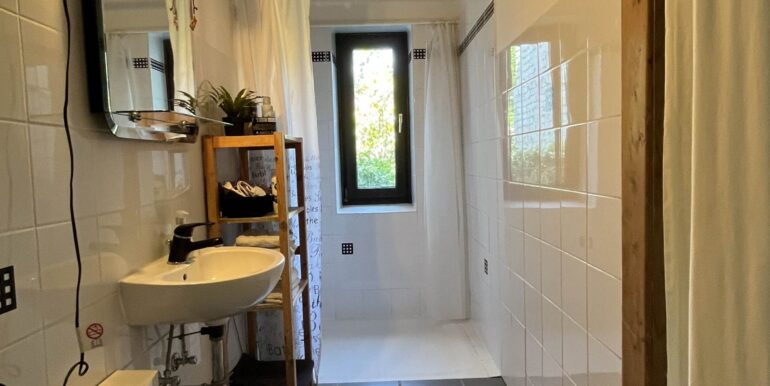 Das angrenzende Duschbad/WC