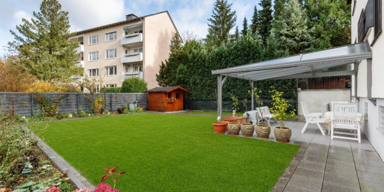 Blick in den Garten mit Terrasse