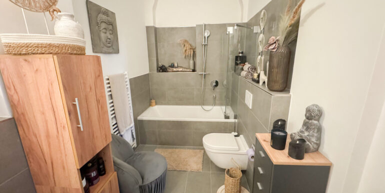 Hochwertiges Duschbad mit historischen Decken