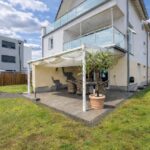 Rückansicht mit Terrasse und Garten