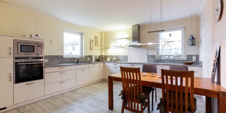 Großzügige Küche mit Essbereich