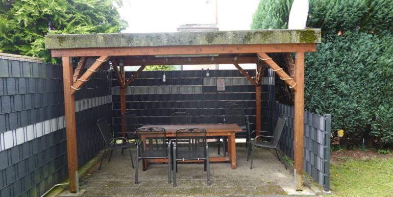 Überdachte Terrasse im Garten