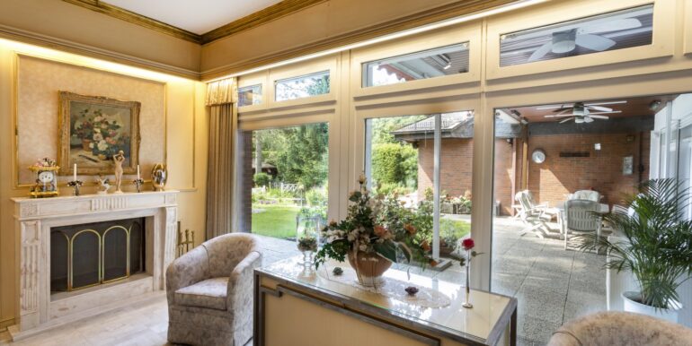 Besprechungsraum mit Zugang zur teilüberdachten Terrasse