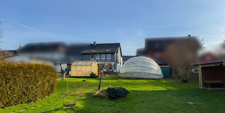 Gartenansicht mit Pool unter der Rundkuppel