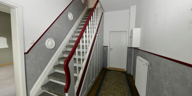 Flur mit Treppe ins Obergeschoss