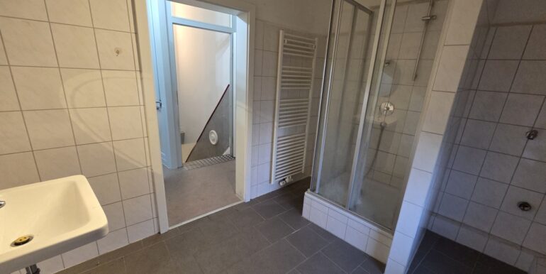 Badezimmer mit Sicht auf Dusche und Flur im OG