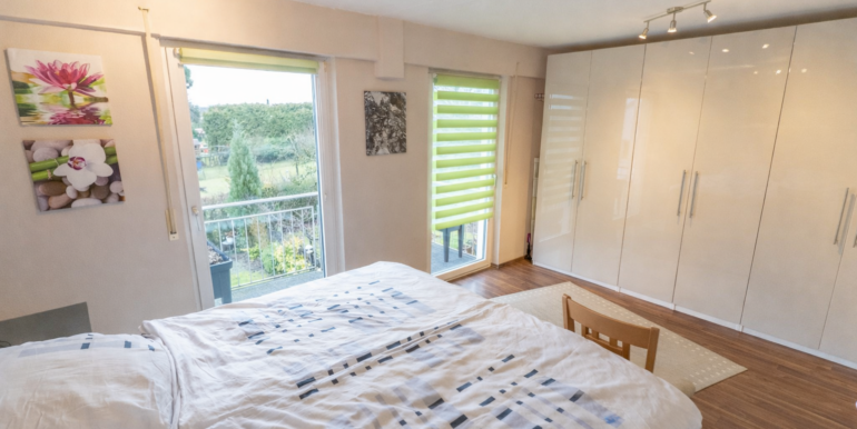 Schlafzimmer mit Balkonzugang