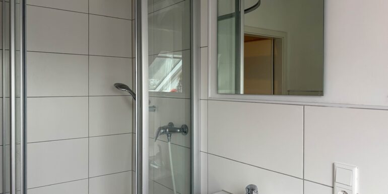 Badezimmer mit Dusche und Wanne