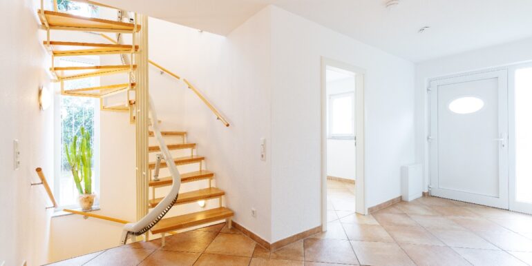 Blick auf Treppenaufgang und Diele