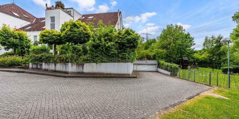 Einfahrt Tiefgarage und Spielplatz