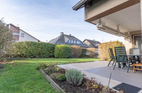 Überdachte Terrasse und schöner Garten