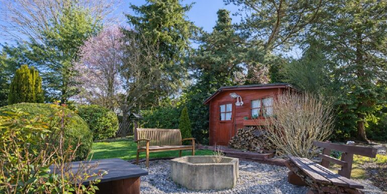 Die Gartenhütte mit zusätzlichem Sitzplatz