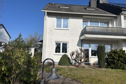 Straßenansicht Frühjahr