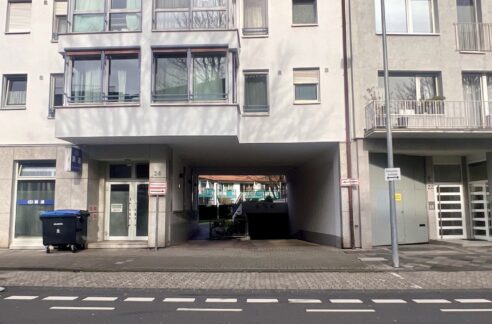 Gebäudeansicht mit Einfahrt