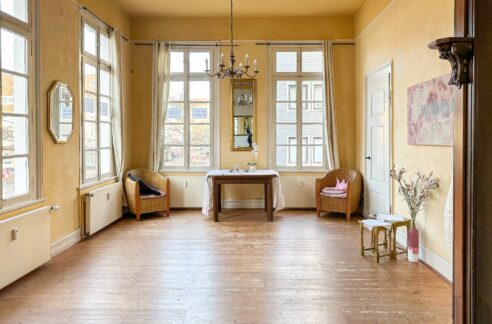 lichtdurchflutetes Zimmer