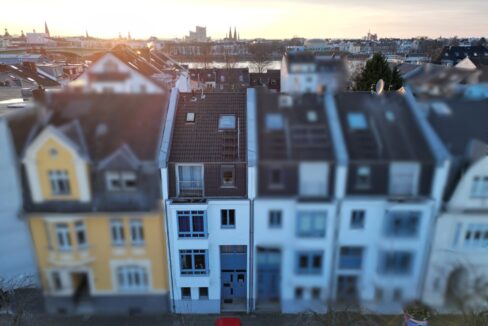Straßenansicht mit Rhein und Stadtblick