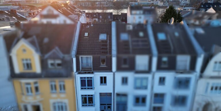 Straßenansicht mit Rhein und Stadtblick