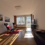 Wohnzimmer mit Balkonaustritt