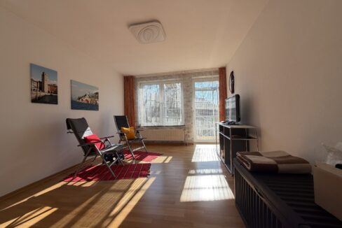 Wohnzimmer mit Balkonaustritt