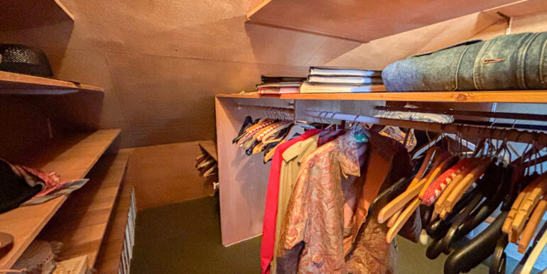 Ankleide Schlafzimmer links DG