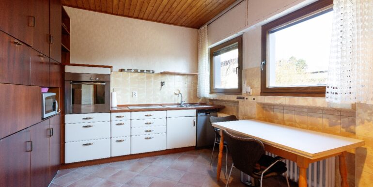 Küche mit Abstellraum