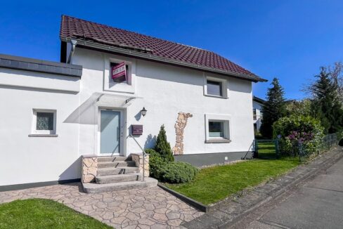 Hausansicht mit Garage