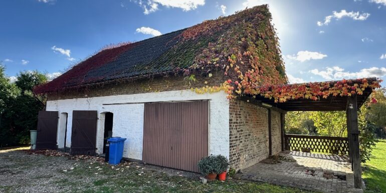 große Scheune mit Carport