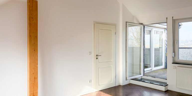 Schlafzimmer mit Zugang zurLoggia