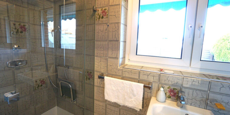 Gäste-WC mit Dusche