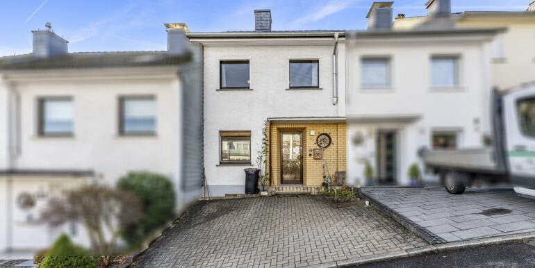 Hauseingang mit Stellplätzen