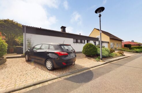 Hausansicht___Separater_Stellplatz___Zugang_Garten