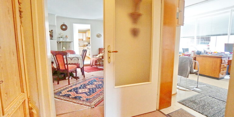 Flur mit Zugang zum Büro