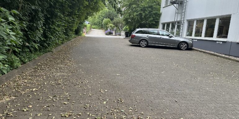 Zufahrt straßenseitig