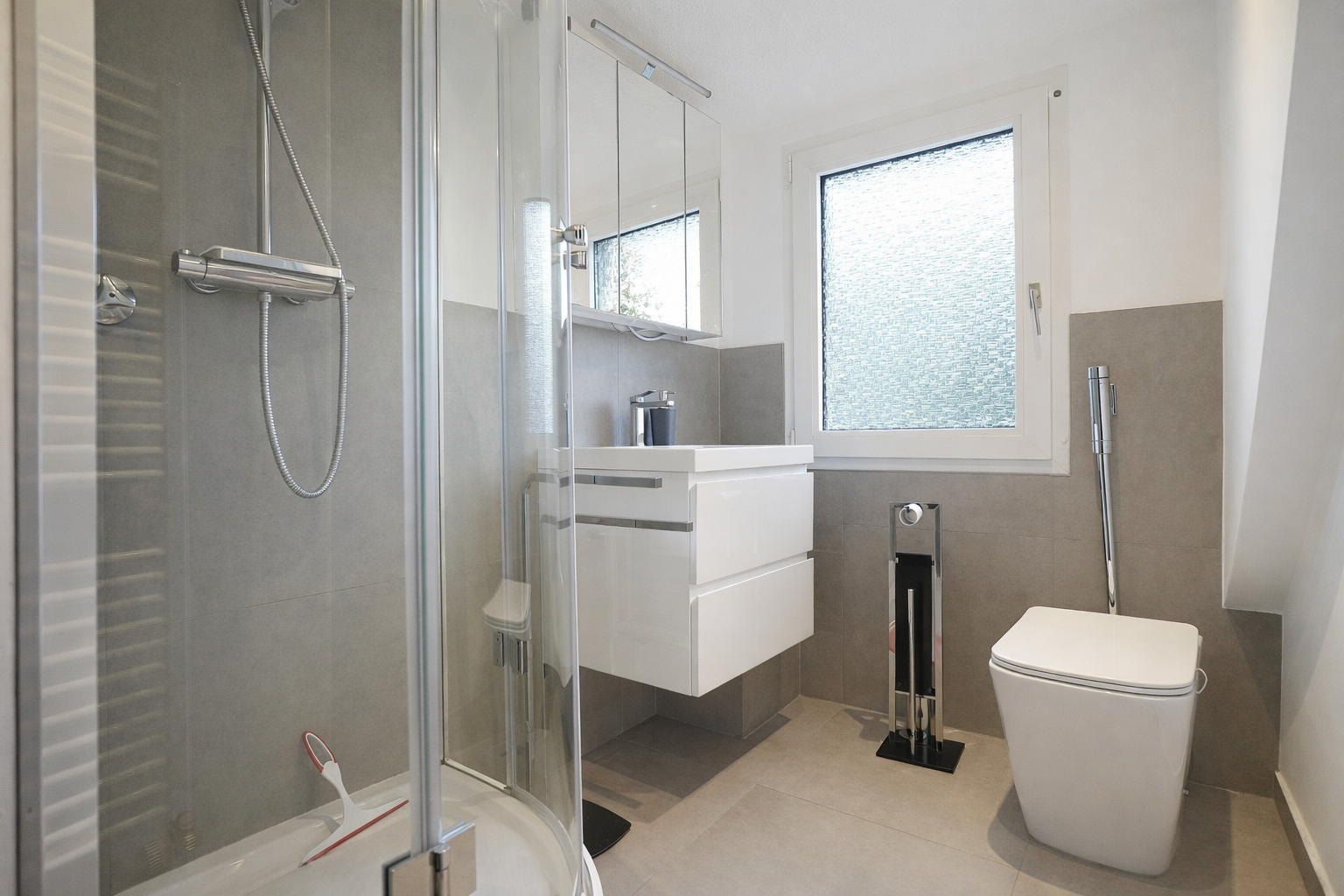 Helle ca. 80 m² große 2-Zimmer-Maisonettewohnung mit Spitzboden, Einbauküche und Tageslichtbad - Photo 4