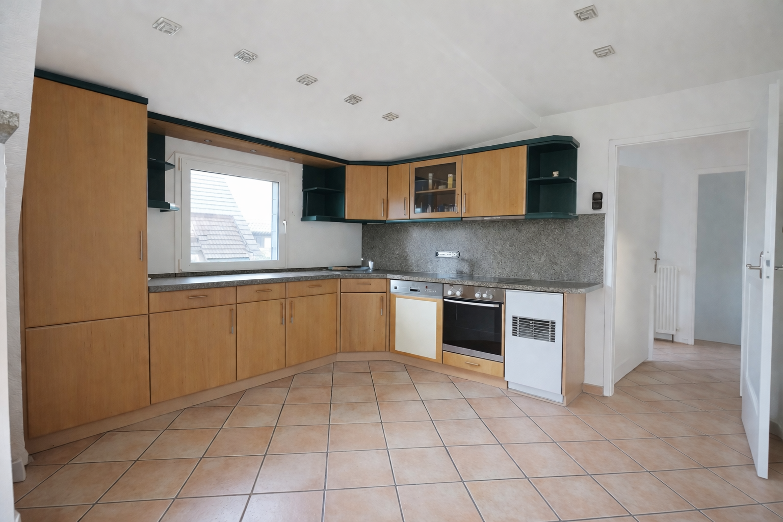 Helle ca. 80 m² große 2-Zimmer-Maisonettewohnung mit Spitzboden, Einbauküche und Tageslichtbad - Photo 3