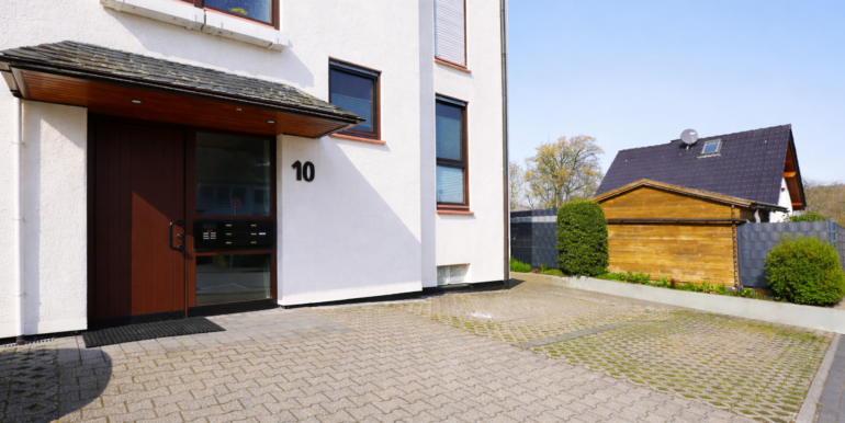 PKW- Stellplatz vor dem Haus