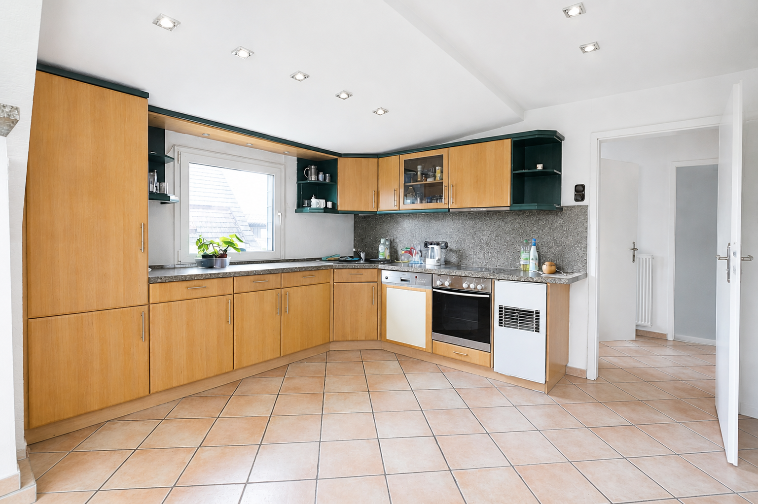 Helle ca. 80 m² große 2-Zimmer-Maisonettewohnung mit Spitzboden, Einbauküche und Tageslichtbad - Foto 3